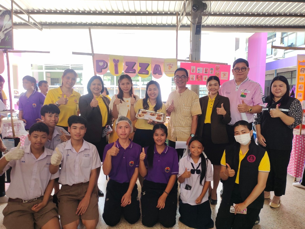 รับโล่รางวัล